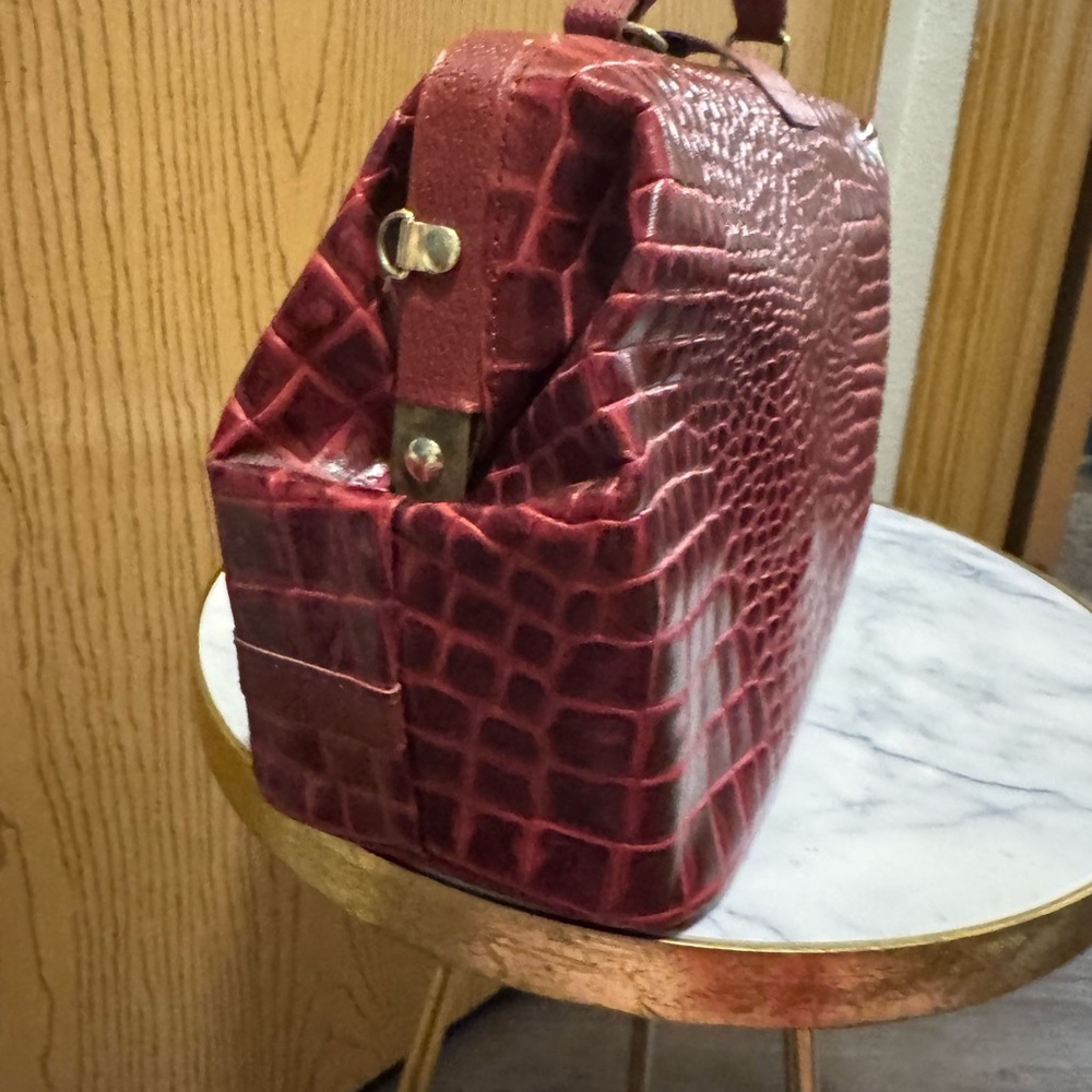 Chic Red Crocodile Pattern Cosmetic Bag - image 4